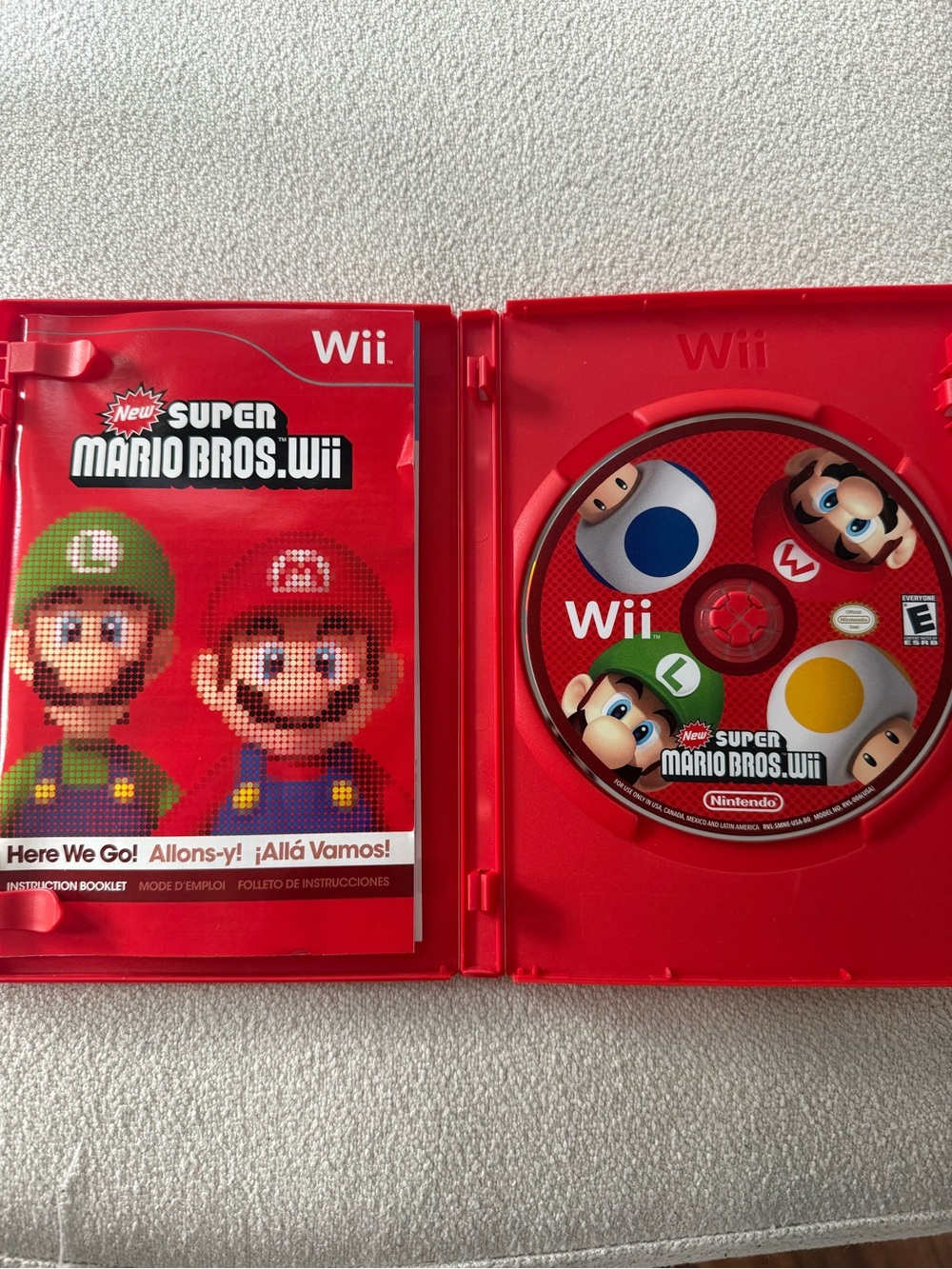 Nintendo New Super Mario Bros. Wii - Red and Blue Cover - Picture 2 of 4